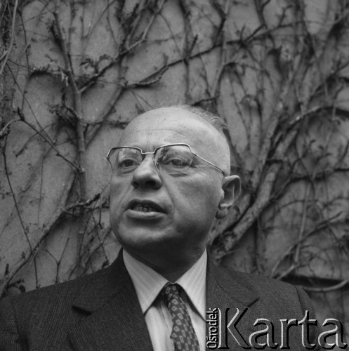 1978, Kraków, Polska.
Stanisław Lem - filozof i pisarz, autor książek fantastyczno-naukowych.
Fot. Irena Jarosińska, zbiory Ośrodka Karta.