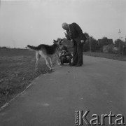 1978, Kraków, Polska.
Stanisław Lem - filozof i pisarz, autor książek fantastyczno-naukowych - z synem Tomaszem.
Fot. Irena Jarosińska, zbiory Ośrodka Karta.