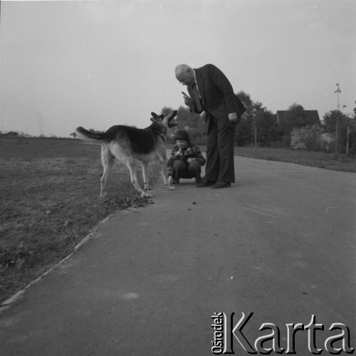 1978, Kraków, Polska.
Stanisław Lem - filozof i pisarz, autor książek fantastyczno-naukowych - z synem Tomaszem.
Fot. Irena Jarosińska, zbiory Ośrodka Karta.