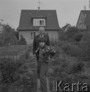 1978, Kraków, Polska.
Stanisław Lem - filozof i pisarz, autor książek fantastyczno-naukowych - z synem Tomaszem.
Fot. Irena Jarosińska, zbiory Ośrodka Karta.