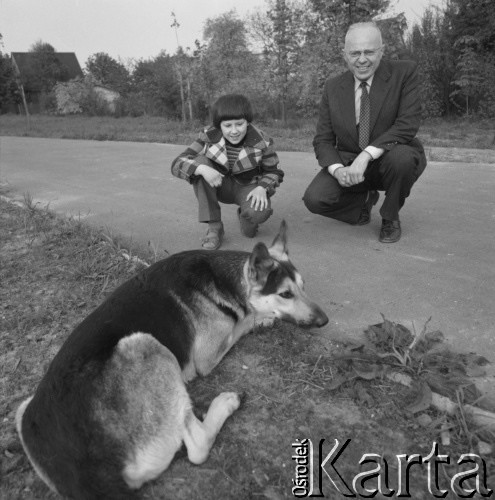 1978, Kraków, Polska.
Stanisław Lem - filozof i pisarz, autor książek fantastyczno-naukowych - z synem Tomaszem.
Fot. Irena Jarosińska, zbiory Ośrodka Karta.