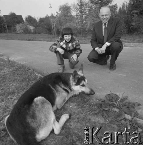 1978, Kraków, Polska.
Stanisław Lem - filozof i pisarz, autor książek fantastyczno-naukowych - z synem Tomaszem.
Fot. Irena Jarosińska, zbiory Ośrodka Karta.