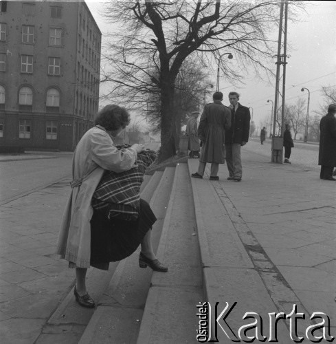 Lata 50., Warszawa, Polska.
Ulica Świerczewskiego - matka z dzieckiem przy Szpitalu Praskim.
Fot. Irena Jarosińska, zbiory Ośrodka KARTA