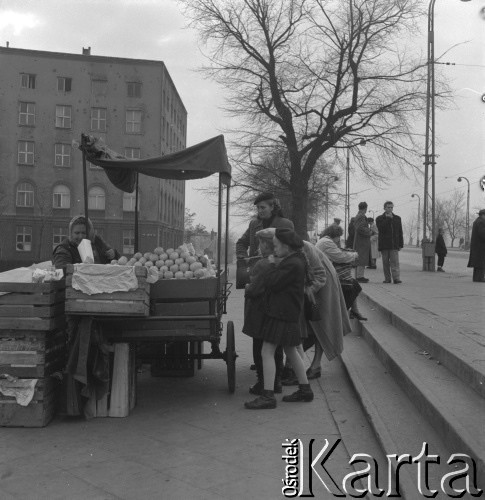 Lata 50., Warszawa, Polska.
Ulica Świerczewskiego - handel owocami przy Szpitalu Praskim.
Fot. Irena Jarosińska, zbiory Ośrodka KARTA