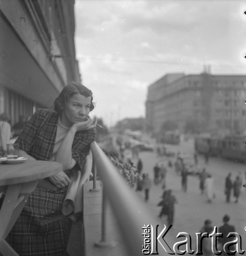 Lata 50., Warszawa, Polska.
Kobieta w na balkonie Centralnego Domu Towarowego od strony Alei Jerozolimskich.
Fot. Irena Jarosińska, zbiory Ośrodka KARTA