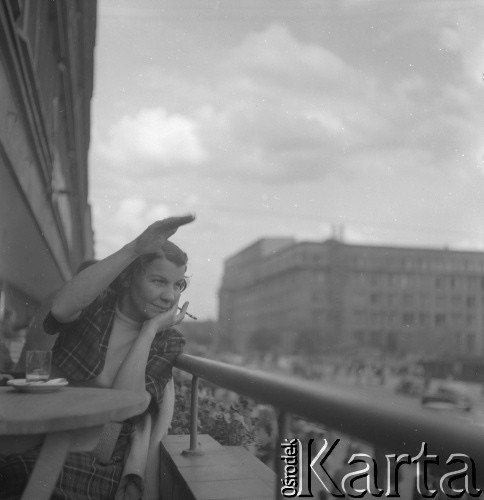 Lata 50., Warszawa, Polska.
Kobieta w na balkonie Centralnego Domu Towarowego od strony Alei Jerozolimskich.
Fot. Irena Jarosińska, zbiory Ośrodka KARTA