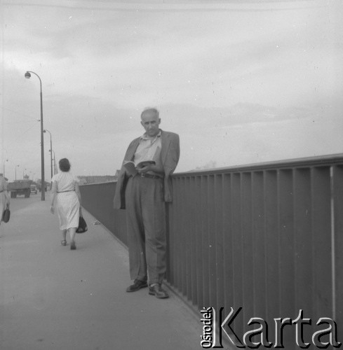 Lata 50., Warszawa, Polska.
Mężczyzna czyta na Moście Śląsko-Dąbrowskim.
Fot. Irena Jarosińska, zbiory Ośrodka KARTA