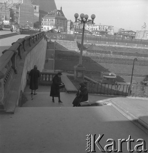 Lata 50., Warszawa, Polska.
Schody z Placu Zamkowego na trasę W-Z.
Fot. Irena Jarosińska, zbiory Ośrodka KARTA