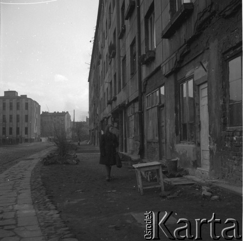 Lata 50., Warszawa, Polska.
Powiśle - zniszczone wojną kamienice.
Fot. Irena Jarosińska, zbiory Ośrodka KARTA