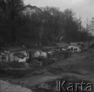 Lata 50., Warszawa, Polska.
Park Kazimierzowski - baraki pod wzgórzem.
Fot. Irena Jarosińska, zbiory Ośrodka KARTA