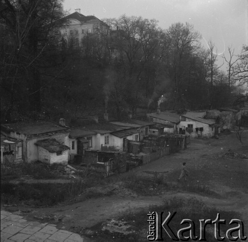 Lata 50., Warszawa, Polska.
Park Kazimierzowski - baraki pod wzgórzem.
Fot. Irena Jarosińska, zbiory Ośrodka KARTA