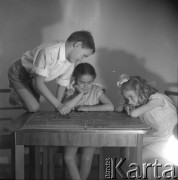 Lata 50., Warszawa, Polska.
Marek Jarosiński (syn Ireny Jarosińskiej) z koleżankami Hanią i Elą.
Fot. Irena Jarosińska, zbiory Ośrodka KARTA