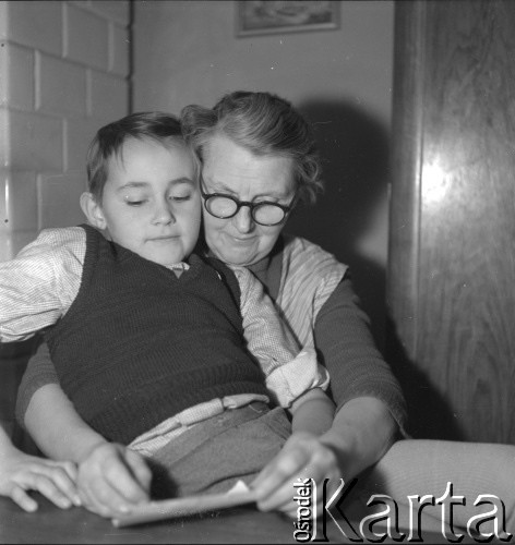 Lata 50., Warszawa, Polska.
Marek Jarosiński (syn Ireny Jarosińskiej) z babcią Zofią Małek.
Fot. Irena Jarosińska, zbiory Ośrodka KARTA