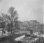 Lata 50., Warszawa, Polska.
Widok z ul. Tamka na okoliczne kamienice, na środku placu stoi gołębnik. 
Fot. Irena Jarosińska, zbiory Ośrodka KARTA