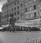 Lata 50., Warszawa, Polska.
Pochód pierwszomajowy w Alejach Jerozolimskich- wśród uczestników rybacy.
Fot. Irena Jarosińska, zbiory Ośrodka KARTA