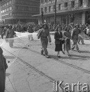 Lata 50., Warszawa, Polska.
Pochód pierwszomajowy w Alejach Jerozolimskich - wśród uczestników rybacy.
Fot. Irena Jarosińska, zbiory Ośrodka KARTA