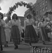 Lata 50., Warszawa, Polska.
Pochód pierwszomajowy w Alejach Jerozolimskich - uczestniczki pochodu.
Fot. Irena Jarosińska, zbiory Ośrodka KARTA