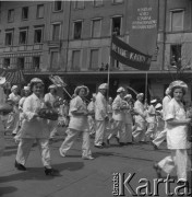 Lata 50., Warszawa, Polska.
Pochód pierwszomajowy w Alejach Jerozolimskich - wśród uczestników piekarze.
Fot. Irena Jarosińska, zbiory Ośrodka KARTA