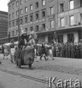 Lata 50., Warszawa, Polska.
Pochód pierwszomajowy w Alejach Jerozolimskich. Wśród uczestników Lajkonik.
Fot. Irena Jarosińska, zbiory Ośrodka KARTA