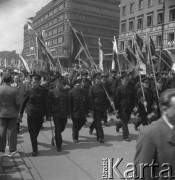 Lata 50., Warszawa, Polska.
Pochód pierwszomajowy w Alejach Jerozolimskich - poczet sztandarowy.
Fot. Irena Jarosińska, zbiory Ośrodka KARTA