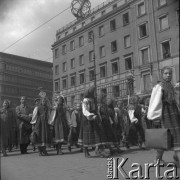 Lata 50., Warszawa, Polska.
Pochód pierwszomajowy w Alejach Jerozolimskich - uczestnicy w strojach ludowych. 
Fot. Irena Jarosińska, zbiory Ośrodka KARTA