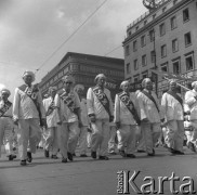 Lata 50., Warszawa, Polska.
Pochód pierwszomajowy w Alejach Jerozolimskich - wśród uczestników piekarze przepasani szarfami z osiągniętymi wynikami pracy. 
Fot. Irena Jarosińska, zbiory Ośrodka KARTA