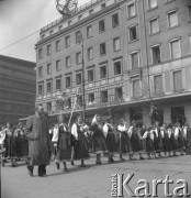 Lata 50., Warszawa, Polska.
Pochód pierwszomajowy w Alejach Jerozolimskich - uczestnicy w strojach ludowych. 
Fot. Irena Jarosińska, zbiory Ośrodka KARTA