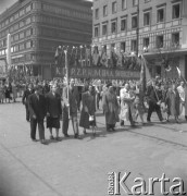 Lata 50., Warszawa, Polska.
Pochód pierwszomajowy w Alejach Jerozolimskich. 
Fot. Irena Jarosińska, zbiory Ośrodka KARTA