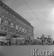 Lata 50., Warszawa, Polska.
Pochód pierwszomajowy w Alejach Jerozolimskich- wśród uczestników rybacy.
Fot. Irena Jarosińska, zbiory Ośrodka KARTA