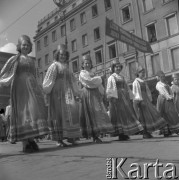 Lata 50., Warszawa, Polska.
Pochód pierwszomajowy w Alejach Jerozolimskich - uczestnicy w strojach ludowych. 
Fot. Irena Jarosińska, zbiory Ośrodka KARTA