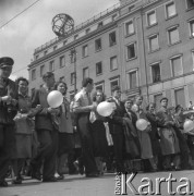 Lata 50., Warszawa, Polska.
Pochód pierwszomajowy w Alejach Jerozolimskich. 
Fot. Irena Jarosińska, zbiory Ośrodka KARTA