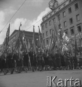 Lata 50., Warszawa, Polska.
Pochód pierwszomajowy w Alejach Jerozolimskich - poczet sztandarowy.
Fot. Irena Jarosińska, zbiory Ośrodka KARTA