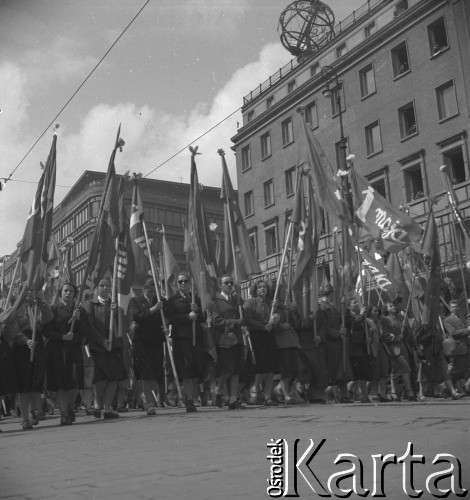 Lata 50., Warszawa, Polska.
Pochód pierwszomajowy w Alejach Jerozolimskich - poczet sztandarowy.
Fot. Irena Jarosińska, zbiory Ośrodka KARTA