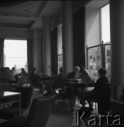 Lata 50., Warszawa, Polska.
Kawiarnia u Galińskiego w Alejach Jerozolimskich. 
Fot. Irena Jarosińska, zbiory Ośrodka KARTA