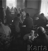 Lata 50., Warszawa, Polska.
W barze.
Fot. Irena Jarosińska, zbiory Ośrodka KARTA