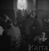 Lata 50., Warszawa, Polska.
W barze.
Fot. Irena Jarosińska, zbiory Ośrodka KARTA