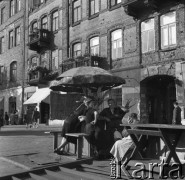 Lata 50., Warszawa, Polska.
Kwiaciarki.
Fot. Irena Jarosińska, zbiory Ośrodka KARTA