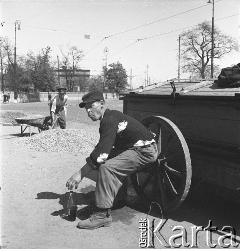 Lata 50., Warszawa, Polska.
Piaskarze.
Fot. Irena Jarosińska, zbiory Ośrodka KARTA
