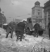 Lata 50., Warszawa, Polska.
Odśnieżanie ul. Krakowskiego Przedmieścia. W głębi widać kościół św. Anny.
Fot. Irena Jarosińska, zbiory Ośrodka KARTA