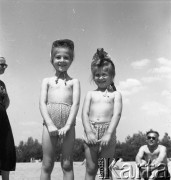 Lata 50., Warszawa, Polska.
Dziewczynki na plaży.
Fot. Irena Jarosińska, zbiory Ośrodka KARTA