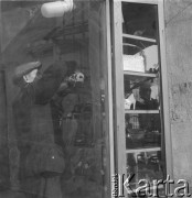 Lata 50., Warszawa, Polska.
W sklepie galanteryjnym.
Fot. Irena Jarosińska, zbiory Ośrodka KARTA