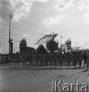 31.07.1955 - 4.08.1955, Warszawa, Polska.
V Światowy Festiwal Młodzieży i Studentów o Pokój i Przyjaźń.  Pochód młodych ludzi.
Fot. Irena Jarosińska, zbiory Ośrodka KARTA