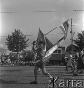 31.07.1955 - 4.08.1955, Warszawa, Polska.
V Światowy Festiwal Młodzieży i Studentów o Pokój i Przyjaźń. Mężczyzna niesie flagę.
Fot. Irena Jarosińska, zbiory Ośrodka KARTA