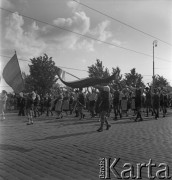 31.07.1955 - 4.08.1955, Warszawa, Polska.
V Światowy Festiwal Młodzieży i Studentów o Pokój i Przyjaźń. Uczestnicy festiwalu na jednej z warszawskich ulic.
Fot. Irena Jarosińska, zbiory Ośrodka KARTA