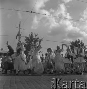 31.07.1955 - 4.08.1955, Warszawa, Polska.
V Światowy Festiwal Młodzieży i Studentów o Pokój i Przyjaźń. Delegacja Grecji na jednej z warszawskich ulic. 
Fot. Irena Jarosińska, zbiory Ośrodka KARTA