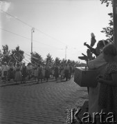 31.07.1955 - 4.08.1955, Warszawa, Polska.
V Światowy Festiwal Młodzieży i Studentów o Pokój i Przyjaźń. Przemarsz zagranicznej delegacji przez jedną z warszawskich ulic.
Fot. Irena Jarosińska, zbiory Ośrodka KARTA