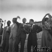 31.07.1955 - 4.08.1955, Warszawa, Polska.
V Światowy Festiwal Młodzieży i Studentów o Pokój i Przyjaźń. Organizatorzy festiwalu pozdrawiają zgromadzone na Stadionie X-lecia tłumy.
Fot. Irena Jarosińska, zbiory Ośrodka KARTA