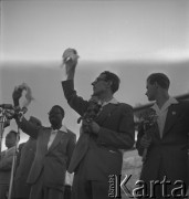 31.07.1955 - 4.08.1955, Warszawa, Polska.
V Światowy Festiwal Młodzieży i Studentów o Pokój i Przyjaźń. Organizatorzy festiwalu pozdrawiają zgromadzone na Stadionie X-lecia tłumy.
Fot. Irena Jarosińska, zbiory Ośrodka KARTA