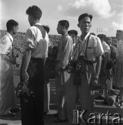 31.07.1955 - 4.08.1955, Warszawa, Polska.
V Światowy Festiwal Młodzieży i Studentów o Pokój i Przyjaźń. Fotografowie zgromadzeni na Stadionie X-lecia podczas uroczystości prezentacji zagranicznych delegacji.
Fot. Irena Jarosińska, zbiory Ośrodka KARTA
