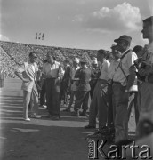 31.07.1955 - 4.08.1955, Warszawa, Polska.
V Światowy Festiwal Młodzieży i Studentów o Pokój i Przyjaźń. Fotoreporterzy zgromadzeni na płycie Stadionu X-lecia.
Fot. Irena Jarosińska, zbiory Ośrodka KARTA